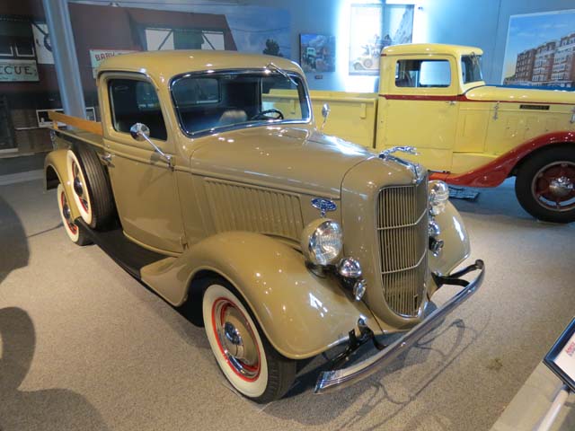 Ford pronto empezaría a dominar este tipo de vehículos, aquí un ejemplo de los años 30.